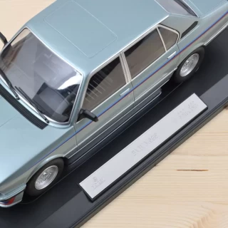 BMW M535i 1980 Blau met mit Dekoration1:18- Limitierte Auflage 500 St Norev 1:18 Metallmodell